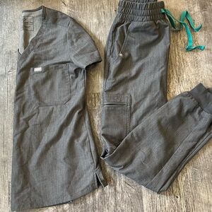 Figs scrubs in graphite set. XXS Catarina top, XS high waisted joggers